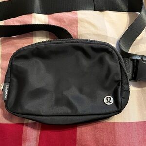 Lululemon Everywhere belt bag